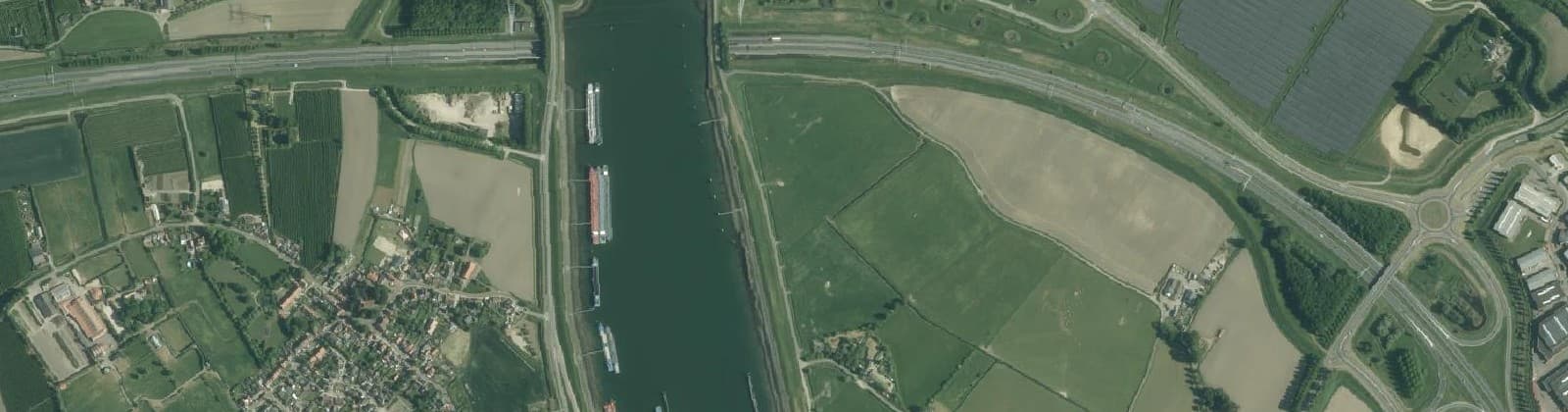 Luchtfoto van Verspreide huizen Hansweert