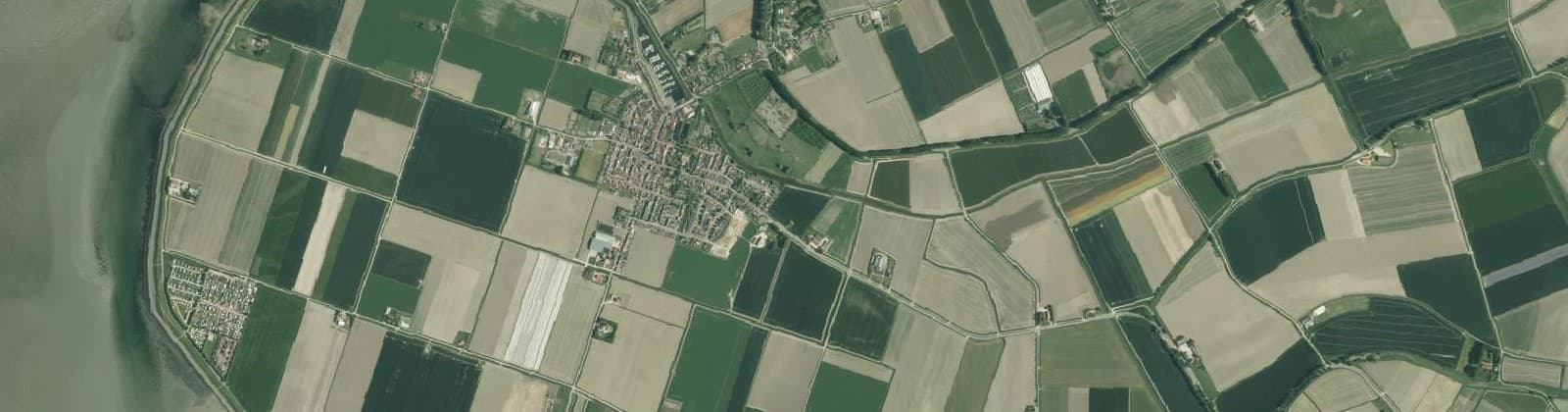 Luchtfoto van Verspreide huizen Stavenisse