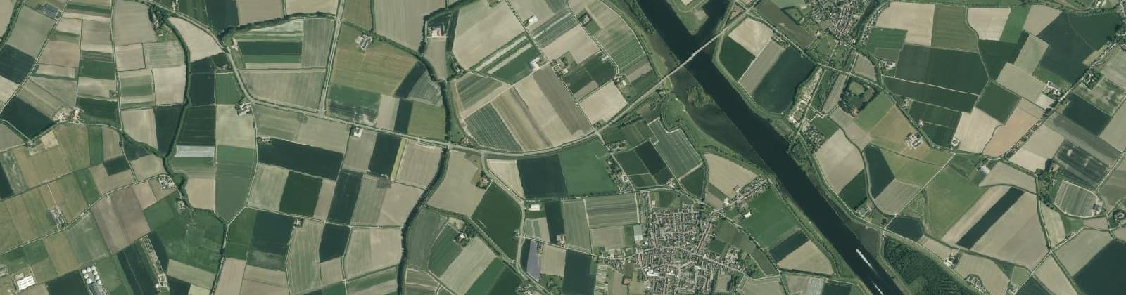 Luchtfoto van Verspreide huizen Oud-Vossemeer