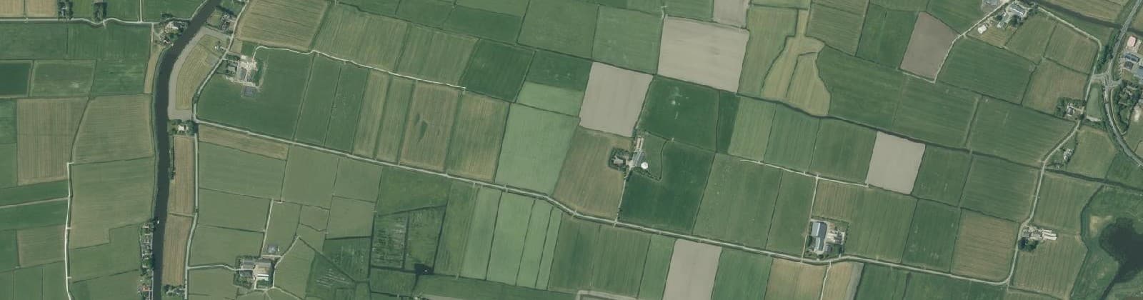 Luchtfoto van Verspreide huizen Wyns