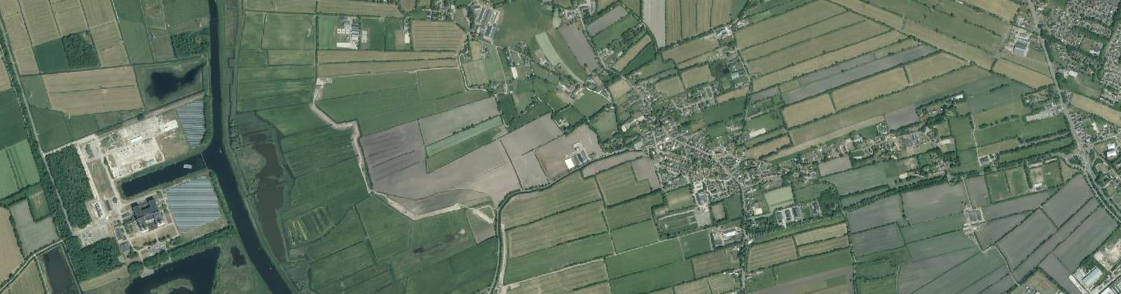 Luchtfoto van Verspreide huizen Jistrum