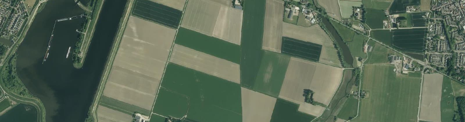 Luchtfoto van Verspreide huizen Halsterse Polders