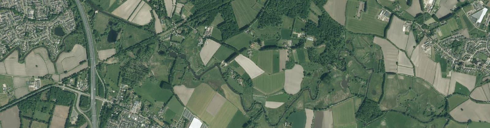 Luchtfoto van Verspreide huizen Kasteren en Berg