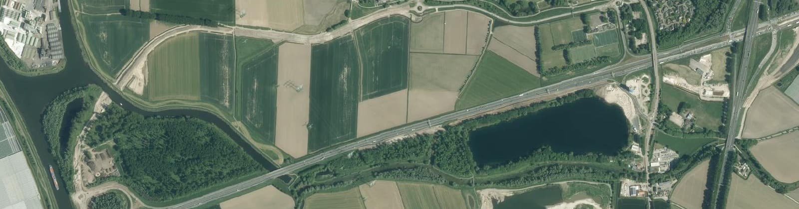 Luchtfoto van Verspreide huizen Raamsdonksveer