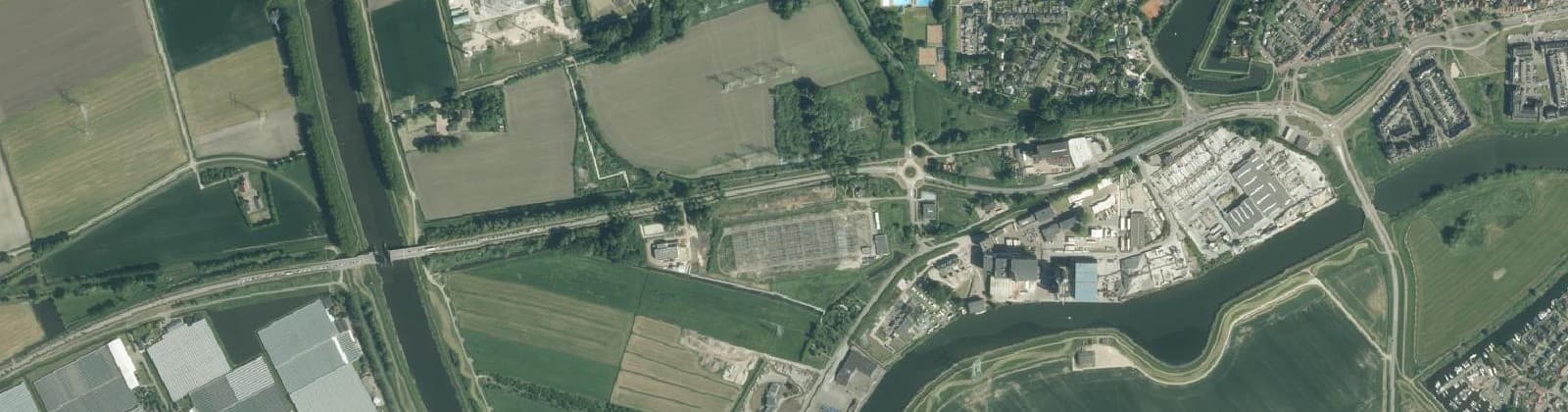 Luchtfoto van Verspreide huizen Geertruidenberg