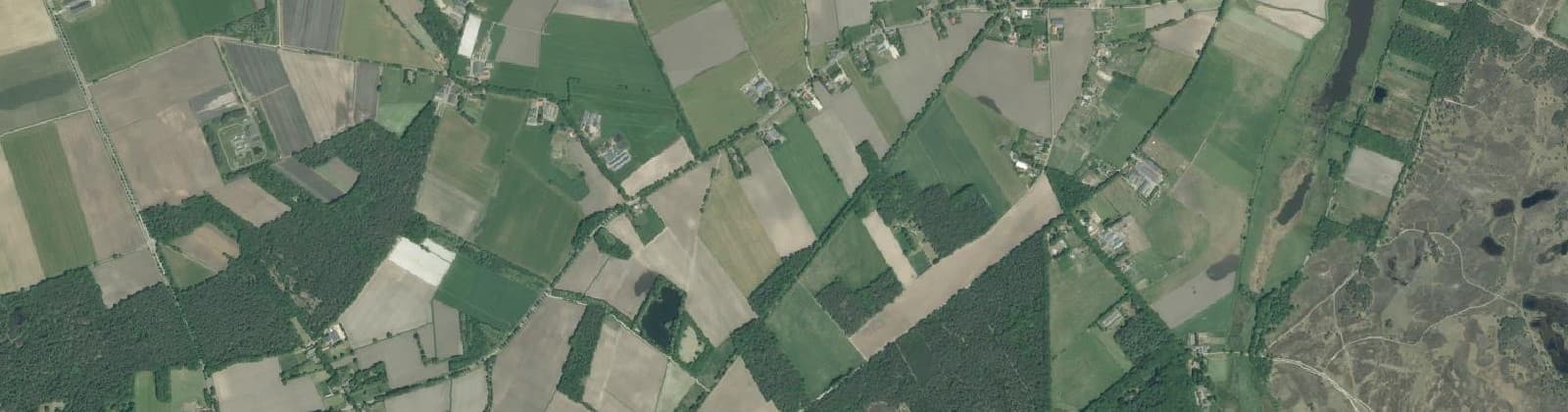 Luchtfoto van Verspreide huizen Riel