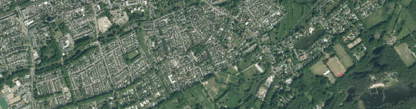 Luchtfoto van Omg. Levenskerk/Boomgaard