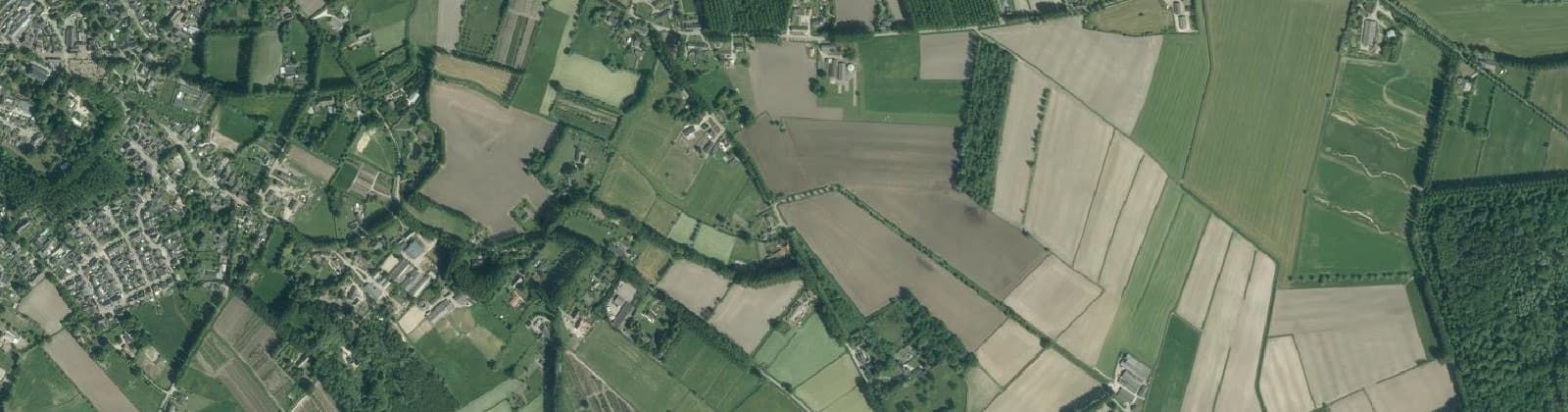 Luchtfoto van Verspreide huizen ten oosten van Gemonde