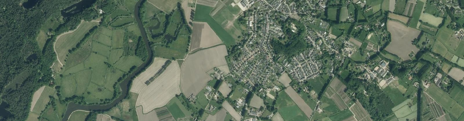 Luchtfoto van Verspreide huizen ten westen van Gemonde