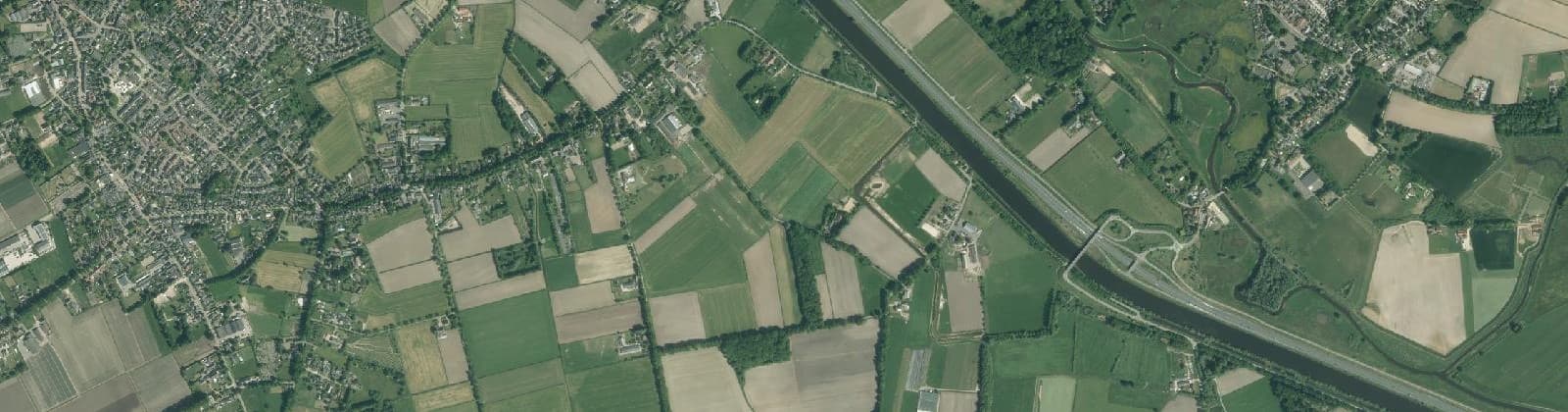 Luchtfoto van Verspreide huizen Spurk en 't Woud