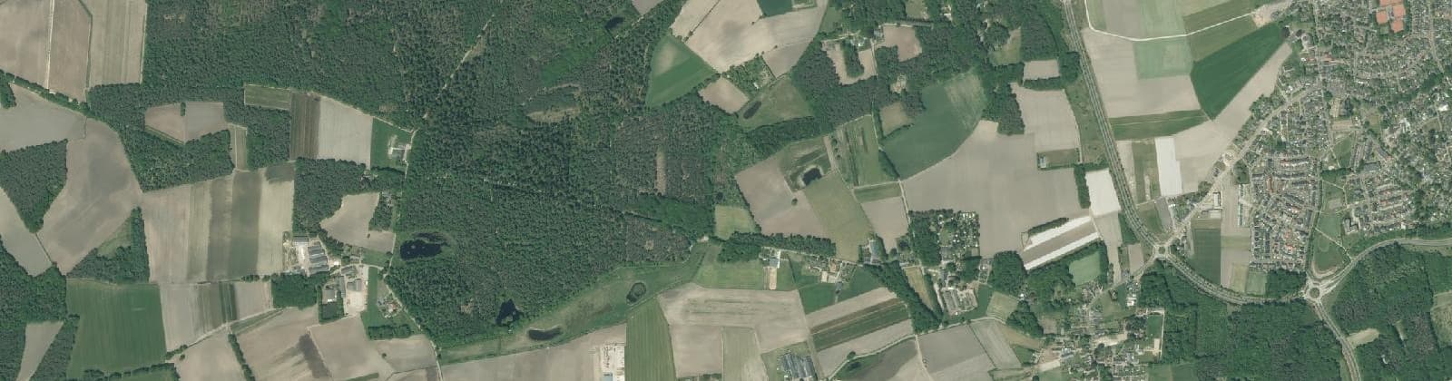 Luchtfoto van Verspreide huizen Groote Aard en Vliet