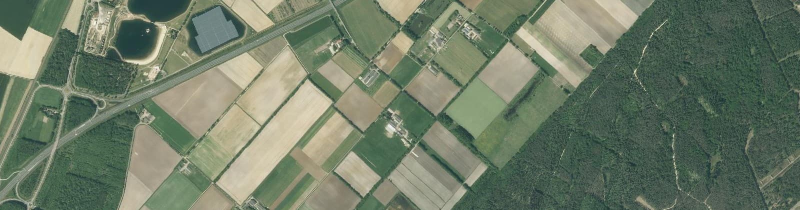 Luchtfoto van Verspr.h. ten O. en Z. van de spoorlijn