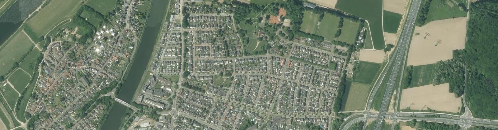 Luchtfoto van Urmond ten oosten van Julianakanaal