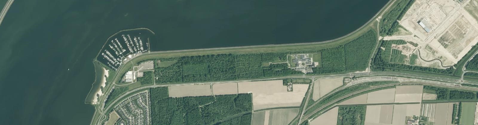 Luchtfoto van Strand Houtribhoek, Houtribbos