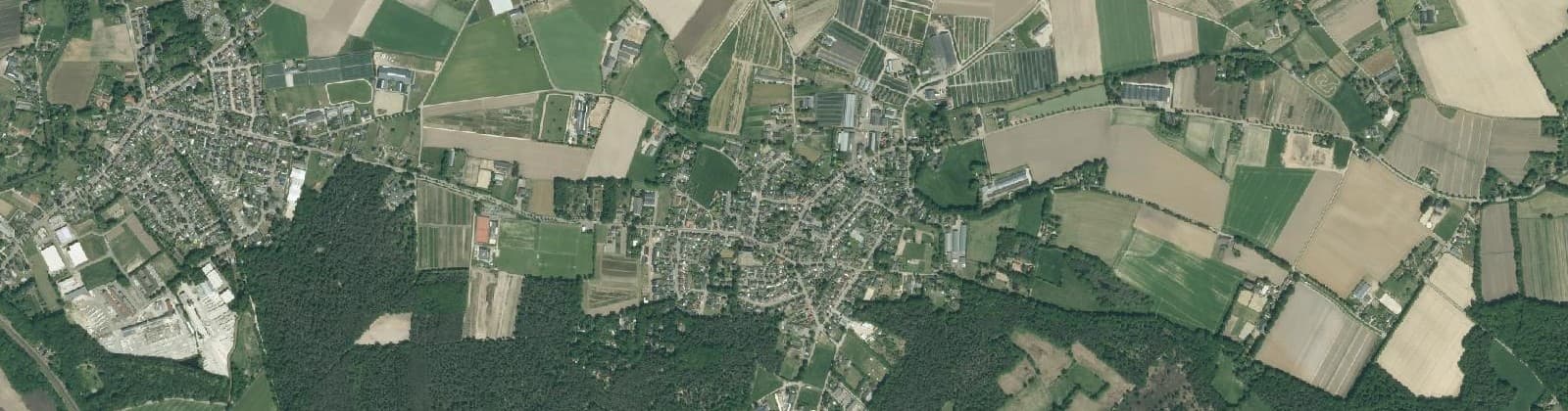 Luchtfoto van Verspreide huizen Swolgen