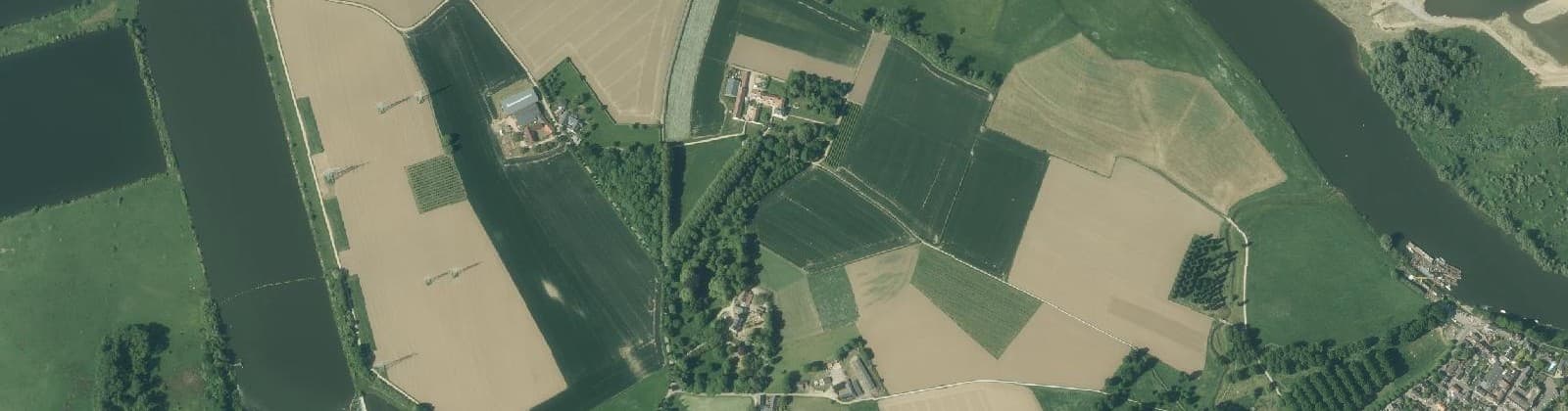 Luchtfoto van Verspreide huizen Linnerveld en Weerd