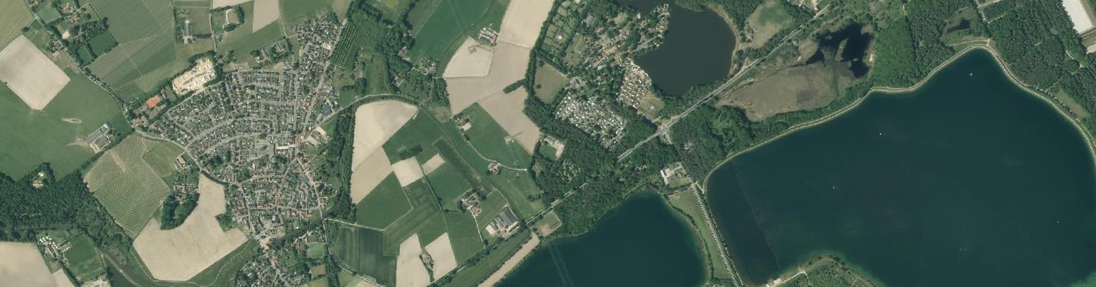 Luchtfoto van Verspreide huizen Heel