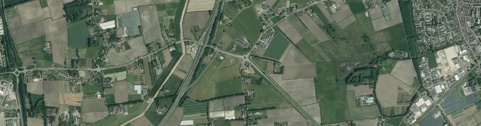 Luchtfoto van Verspreide huizen Kuivezand en omgeving