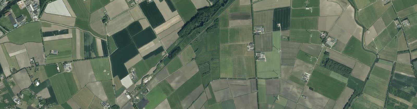 Luchtfoto van Verspreide huizen ten noorden van Hoeven