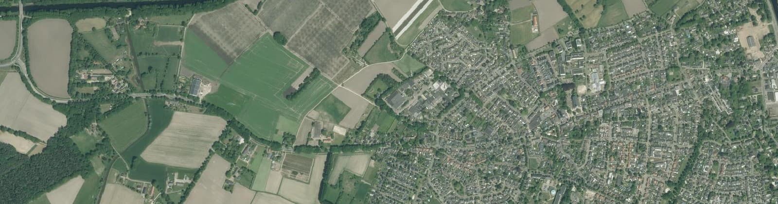 Luchtfoto van Verspreide huizen Laar en Strijp
