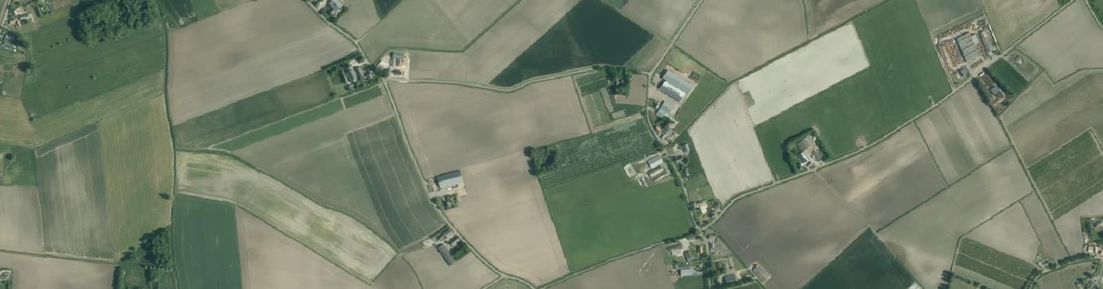Luchtfoto van Verspreide huizen Wouw in het Noorden