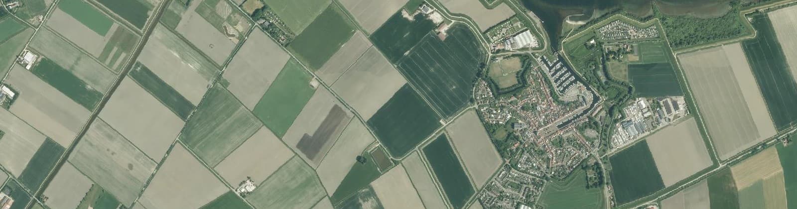 Luchtfoto van Verspreide huizen Brouwershaven