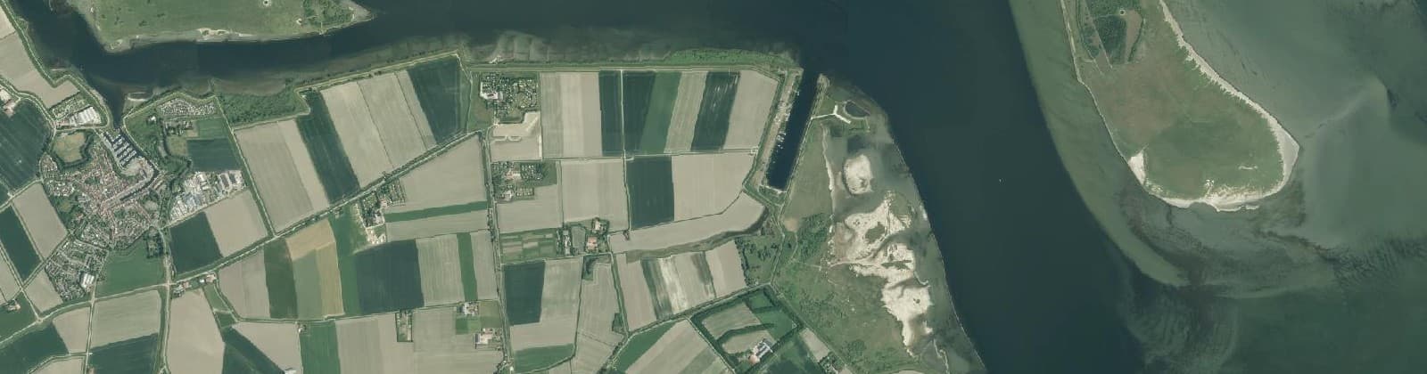 Luchtfoto van Verspreide huizen Zonnemaire