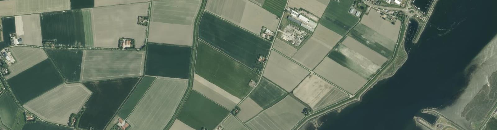 Luchtfoto van Verspreide huizen Bruinisse