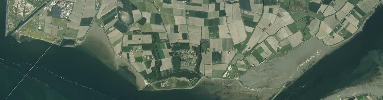 Luchtfoto van Verspreide huizen Ouwerkerk