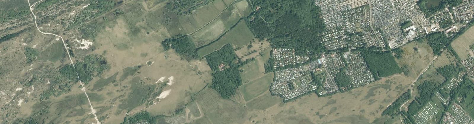 Luchtfoto van Verspreide huizen ten westen van Renesse