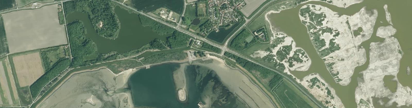 Luchtfoto van Verspreide huizen Serooskerke