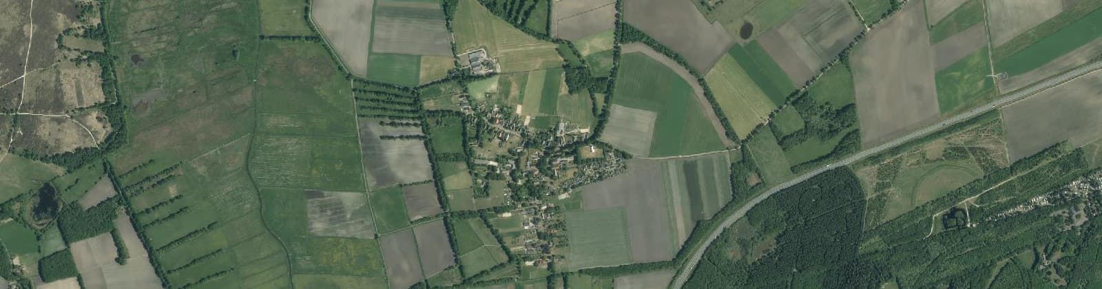Luchtfoto van Verspreide huizen Anderen