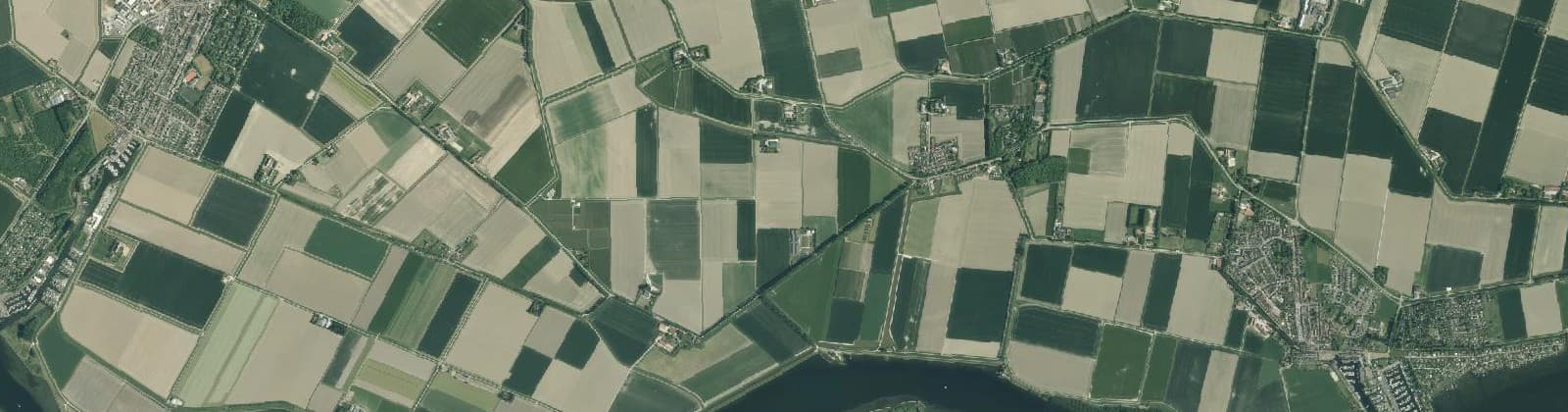 Luchtfoto van Verspreide huizen Geersdijk