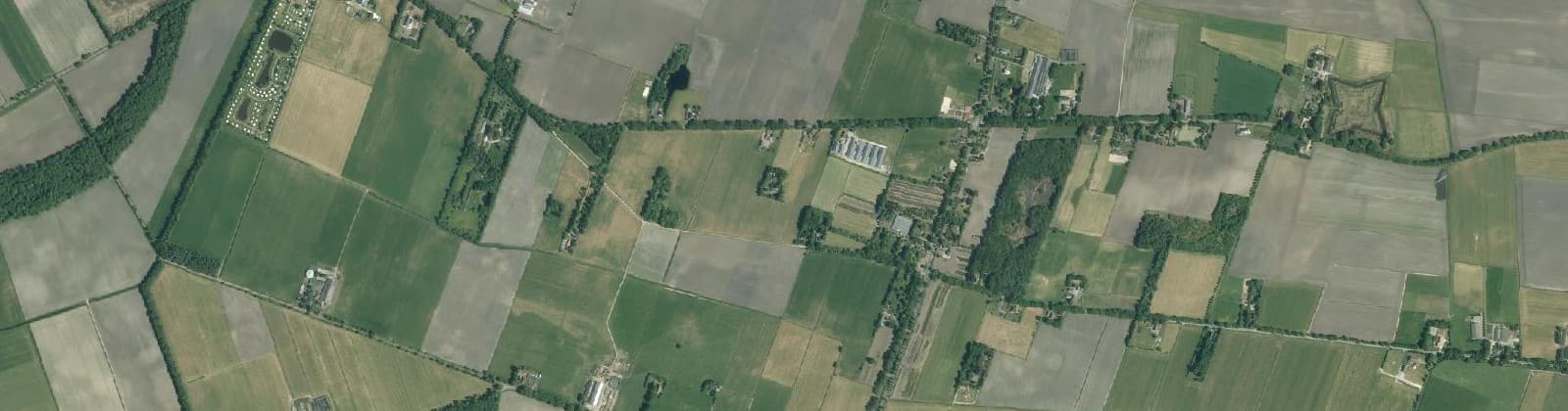 Luchtfoto van Verspreide huizen Een-West