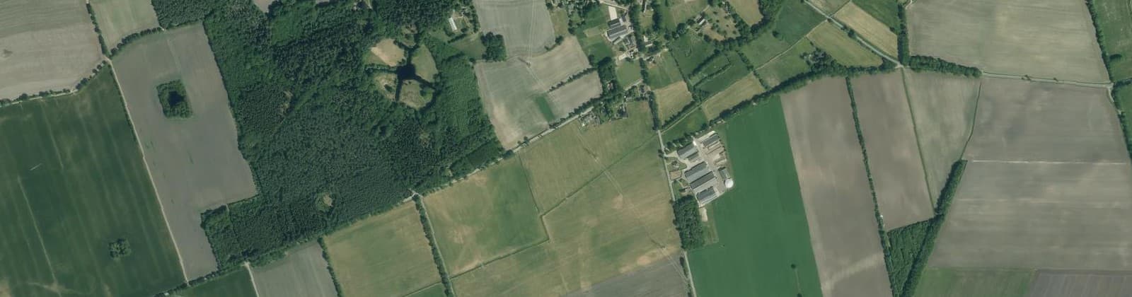 Luchtfoto van Verspreide huizen Peest