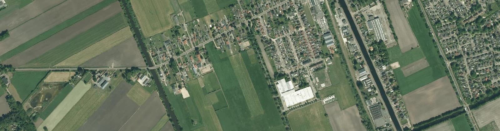 Luchtfoto van Verspr.h. Vriezenveen ten W. van kanaal