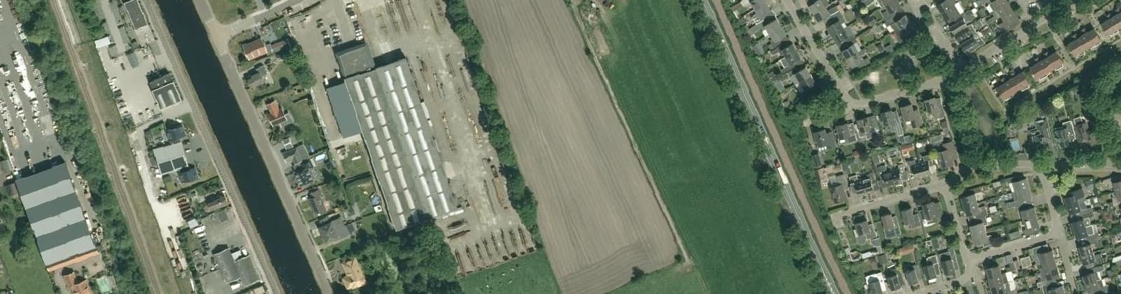Luchtfoto van Verspreide huizen ten oosten van kanaal
