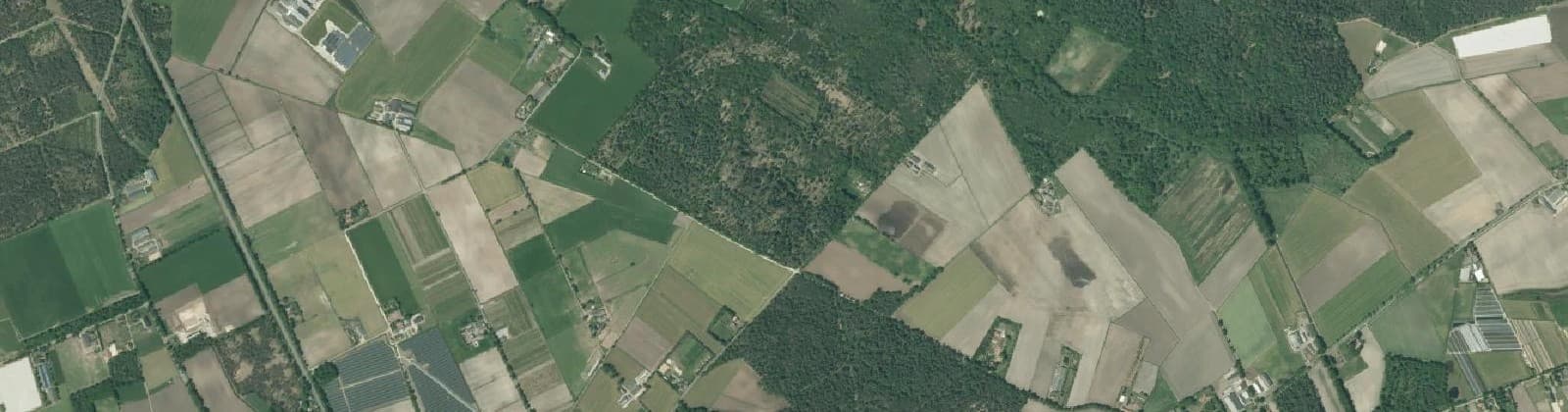 Luchtfoto van Verspreide huizen Hugten