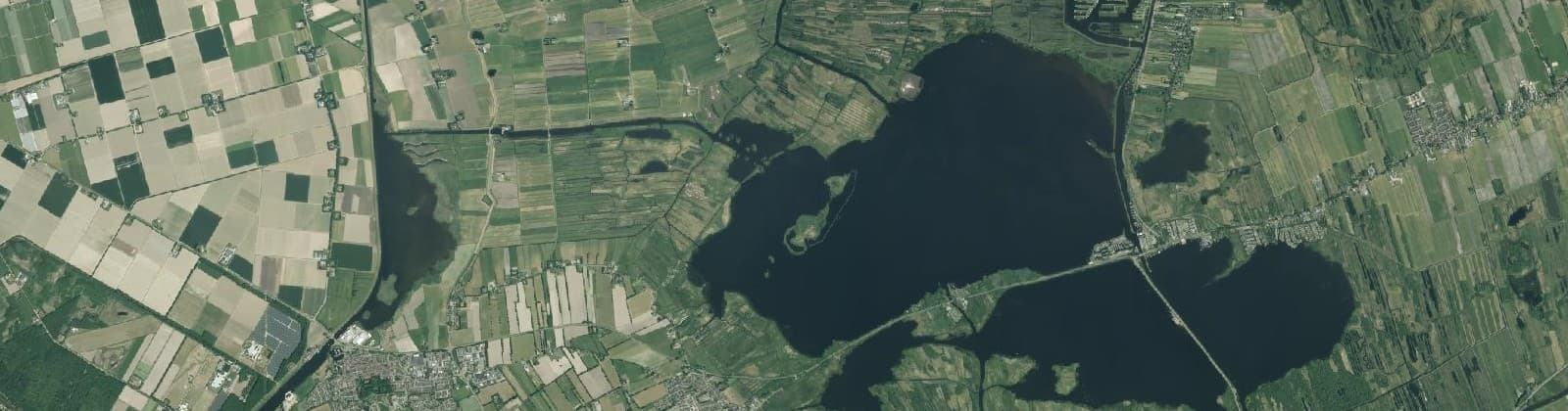 Luchtfoto van Verspreide huizen Leeuwte (gedeeltelijk)