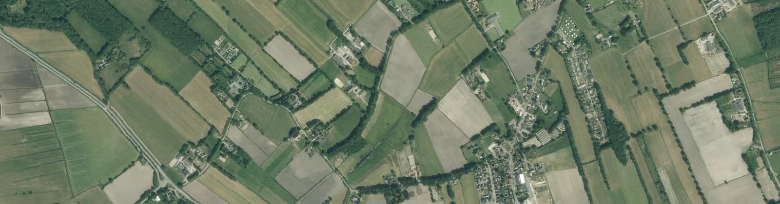 Luchtfoto van Verspreide huizen Kadoelen en omgeving
