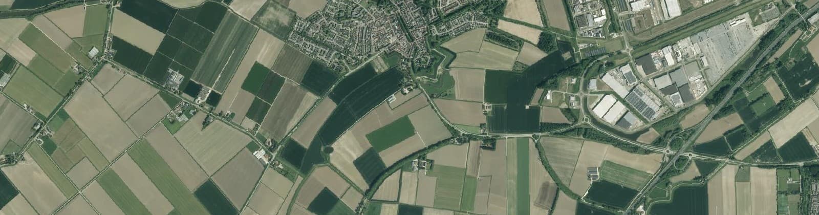Luchtfoto van Verspreide huizen Klundert