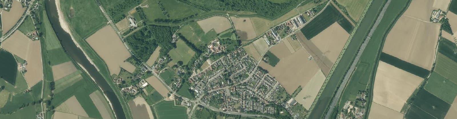 Luchtfoto van Verspreide huizen Roosteren
