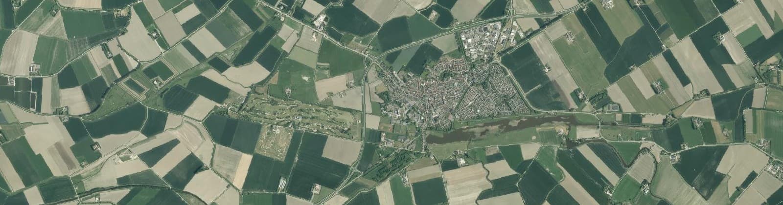 Luchtfoto van Verspreide huizen Oostburg