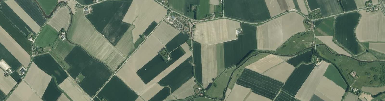 Luchtfoto van Verspreide huizen Waterlandkerkje