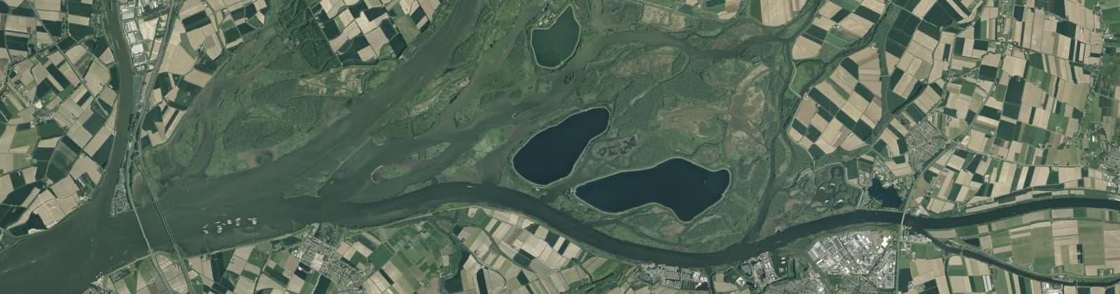 Luchtfoto van Verspreide huizen Biesbosch