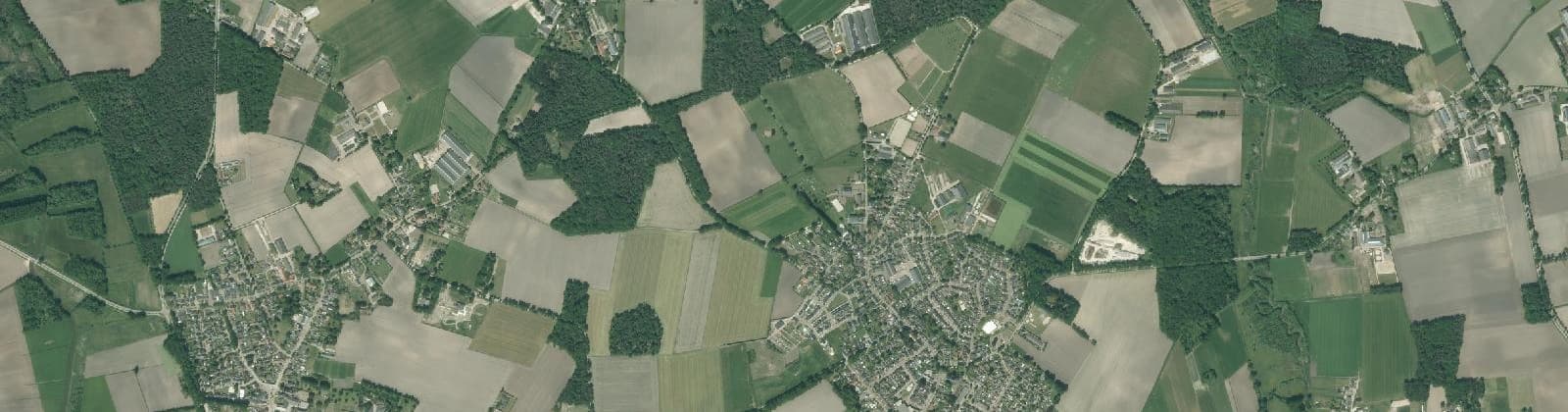 Luchtfoto van Verspreide huizen Hoogeloon