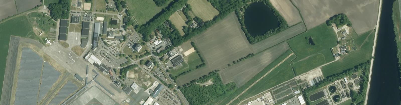 Luchtfoto van Oosterbroek en vliegveld