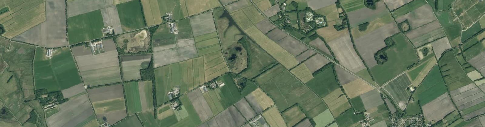 Luchtfoto van Verspreide huizen Bunne