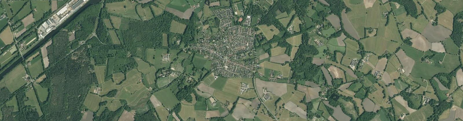 Luchtfoto van Verspreide huizen Kerspel en Schipbeek