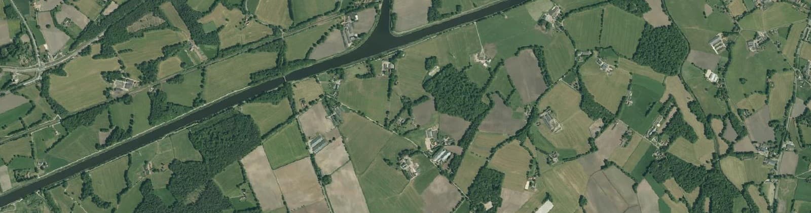 Luchtfoto van Verspreide huizen Wiene